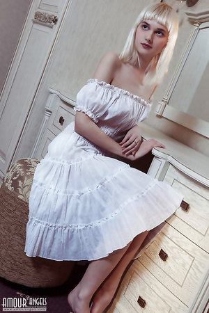 Sexy nude model Vilett with puffy small tits shows her long legs and bare feet