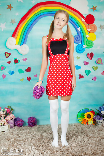 Nude Teen Sausage Gobbler Exposing Her Delicious Knockers And Her Luxurious Smile