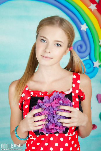 Nude Teen Sausage Gobbler Exposing Her Delicious Knockers And Her Luxurious Smile