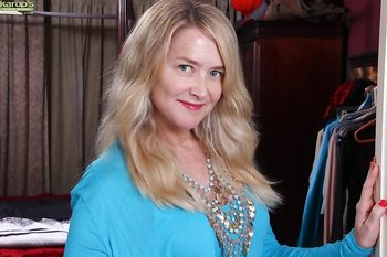 Mature Eva Griffin with Incredible Boobs spreads her Tasty Twat