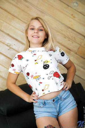 Cute teen Skylar Valentine with pierced nipples uses a dildo for drilling her pussy