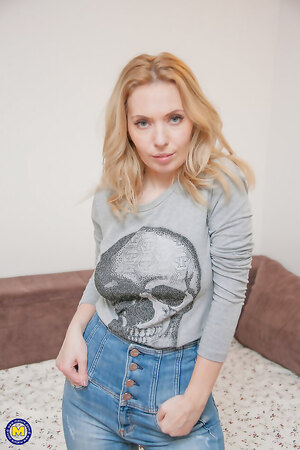 Amateur Cougar Alexa Si devours a young mans cock before riding on top