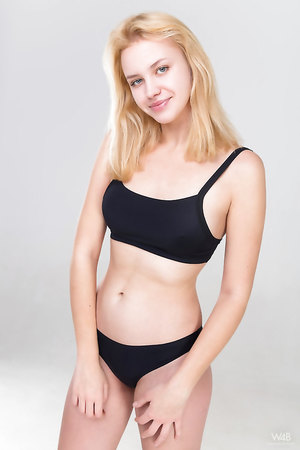 Cute teen Mandy Tee came to casting to become a pornstar