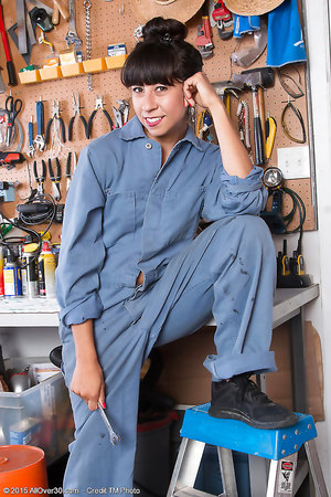 Petite mechanic mom Vivi Marie displays her unshaven bush in the garage