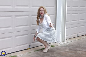 Mature housewife Ceil Gryphon dildoing her cock deprived slit on the floor