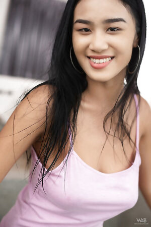 Sensual brunette vixen Kahlisa Boonyasak gets playful in the shower