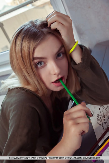 All natural blonde Daniel Sea shows her delightful boobs