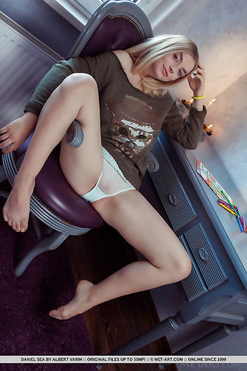 All natural blonde Daniel Sea shows her delightful boobs